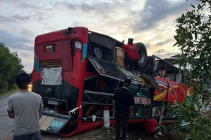 卧铺客车在55号国道仰翻致多人受伤