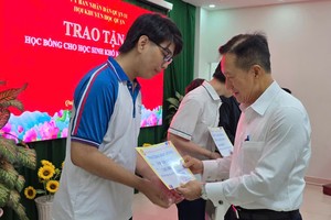 市华文教育辅助会主席古家寿向学生们致以祝贺及颁奖。