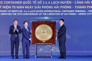 国家主席梁强向海防港干部及劳动者集体赠送礼物。