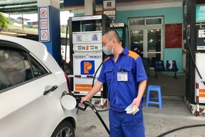 加油站员工正在给一辆汽车加油。（示意图：互联网）