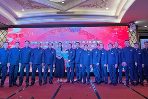 地方领导祝贺张氏宗祠新届全体理事会。