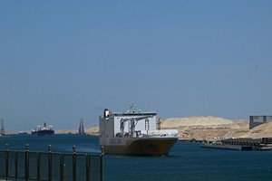 船只通过埃及苏伊士运河。（图：互联网）