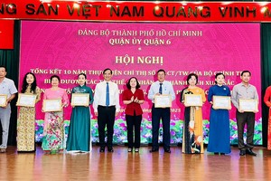 第六郡郡委领导向取得优秀成绩的集体个人颁奖。