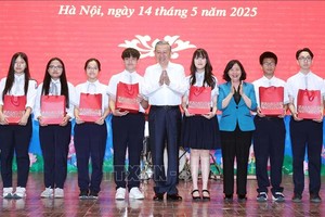 党中央总书记苏林（中）向河内-阿姆斯特丹高中专校优秀学生颁发奖学金。（图：越通社）
