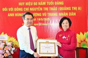 市领导向高龄党员颁授纪念章