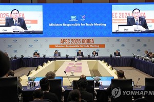5月15日，在济州西归浦市济州国际会展中心，亚太经合组织（APEC）贸易部长会议开幕。图为韩国产业通商资源部通商交涉本部长郑仁教致开幕词。（图：韩联社）