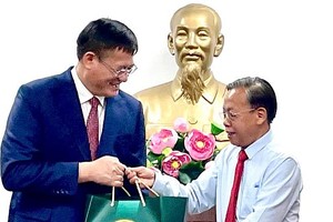 中国驻本市总领事辞行拜会市越中友协主席