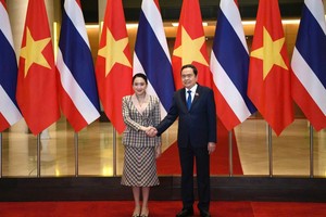 国会主席陈青敏与泰国总理佩通坦‧钦那瓦合影。