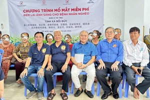 培德精舍护法理事会代表与部分术后白内障病人合摄。