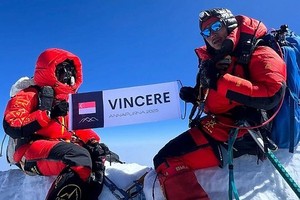 曾小耘(左)日前成功登顶安纳布尔纳峰。（图：互联网）