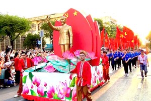 胡伯伯永远深受人民敬仰。