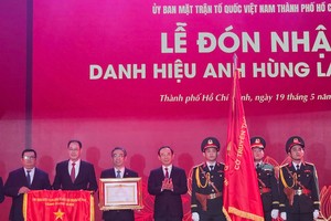 市越南祖国阵线委员会荣获「劳动英雄」称号