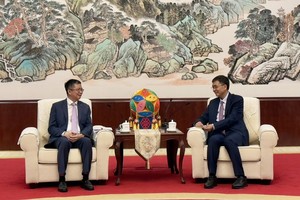 范清平大使会见广西壮族自治区党委书记陈刚。（图：越通社）