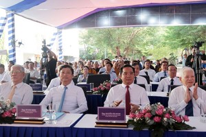 与会代表出席动工仪式。