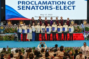 菲律宾选举委员会5月17日公布中期选举官方结果后，胜出的新任参议员在台上合照。（图：AFP）