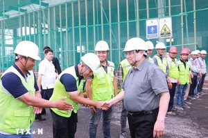 政府总理范明政视察国家会展中心建设进度。（图：越通社）