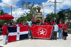 多明尼加左派在胡志明主席纪念碑敬献花圈。（图：越通社）