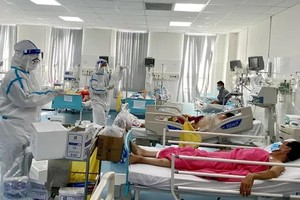 卫生部要求各地卫生厅及医院复查并更新新冠肺炎患者的收治方案，以适应疫情变化，避免被动应对及突发情况。