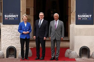 英国首相斯塔默（中）5月19日在伦敦兰开斯特府会见欧盟委员会主席冯德莱恩（左），以及欧洲理事会主席科斯塔。 （图：AFP）