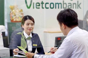 客户在Vietcombank银行进行交易。