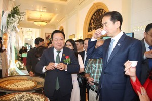 中国驻越南大使何伟与越中友好协会主席阮黄英一起品茶。