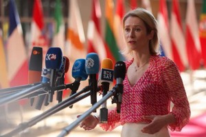 2025年5月20日，欧盟外交和安全政策高级代表卡娅·卡拉斯在比利时布鲁塞尔举行的欧洲外交和国防部长理事会上向媒体发表讲话。 (图：互联网)