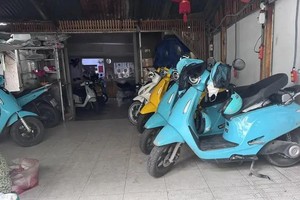 设有充电桩的咖啡馆和餐厅往往停满电动车。