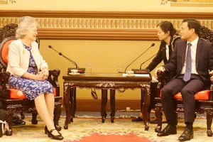 市领导接见南澳大利亚州长