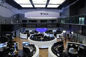 图为5月12日，德国法兰克福证券交易所场景。（图：AFP）