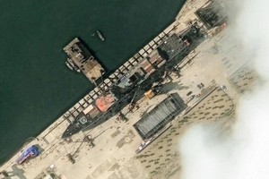 美国卫星技术公司麦克萨科技（Maxar Technologies）发布的卫星图像显示，在举行下水仪式前，朝鲜一艘新型驱逐舰5月18日停靠在咸镜北道清津造船厂。（图：路透社）