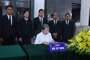 柬埔寨人民党副主席、柬埔寨民族统一阵线主席、柬越友好协会主席梅森安在吊唁簿上留言。（图：越通社）
