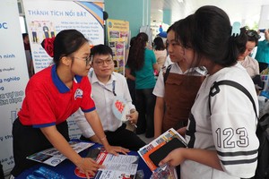 教育顾问正在向家长和学生提供教育咨询。