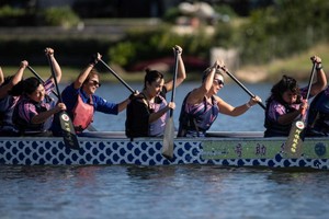 5月24日，凤凰队在比赛中。当日，阿根廷端午节龙舟大赛在布宜诺斯艾利斯省埃斯科瓦尔市龙舟基地内举行。（图：新华社）