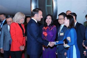 法国总统马克龙和夫人抵达河内， 开始对越南进行国事访问。（图:越通社）
