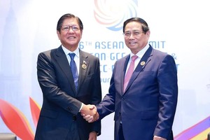 越南政府总理范明政会见菲律宾总统马科斯。（图：越通社）