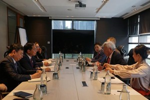 越南政府副总理兼外交部长裴青山会见了亚洲基础设施投资银行（简称“亚投行”）行长金立群。（图：越通社）