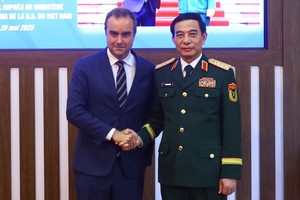 国防部长潘文江大将与法国国防部长塞巴斯蒂安‧勒科尔努。（图：南陈）