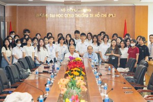 国际联合培养2+2中文系学生与外国教授交流并参加以「高效学习中文」主题进行分享会。