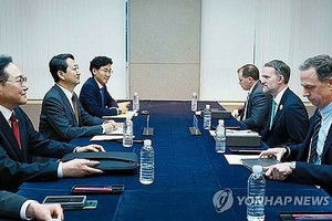 5月16日，在济州道西归浦市的济州国际会展中心，韩国产业通商资源部长官安德根（左二）和美国贸易代表贾米森·格里尔（右二）举行会谈。（图：韩联社）