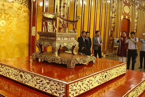 遭破坏前的国家宝物“阮朝宝座”。