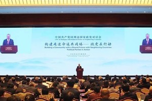 中共中央对外联络部部长刘建超在会上发表讲话。(图：越通社)