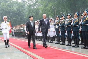 国家主席梁强与匈牙利总统舒尤克·道马什共同检阅仪仗队。（图：越通社）