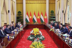 国家主席梁强与匈牙利总统苏约克·塔马斯会谈。（图：越通社）