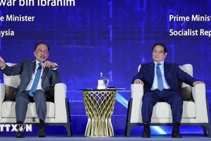 越南总理范明政与马来西亚总理出席人工智能相关讨论会。（图：越通社）