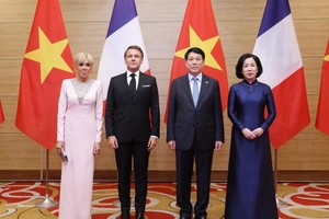 国家主席梁强夫妇与法兰西共和国总统埃马纽埃尔·马克龙夫妇。（图：越通社)