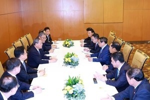 越南政府总理范明政与中国国务院总理李强举行会谈。（图：越通社）