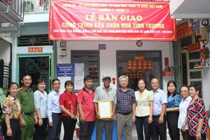 地方领导与本报编委黎曰孟雄向华人户移交修缮“温情屋”工程。