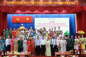 市、郡领导与积极傚法胡志明思想、道德与风格的集体和个人合影。