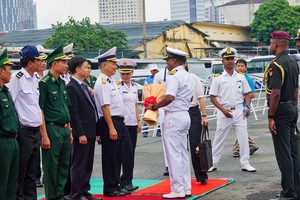 第二区海军领导迎接印度海军军舰士官。