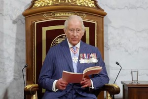 英国国王查尔斯三世在王座上发表了历史性的演讲。（图：路透社）